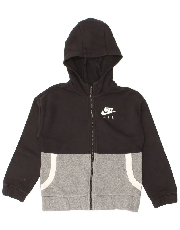 NIKE Boys Loose Fit Graphic Zip Hoodie Sweater 8-9 Years Small Black Hoodie with Embroidery Detailed Premium NIKE Boys Loose Fit Graphic Zip Hoodie Sweater 8-9 Years Small Black Hoodie with Embroidery Detailed Premium